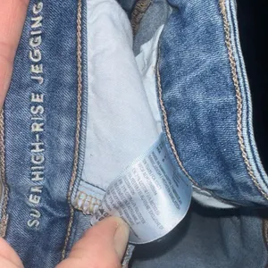 American Eagle super hi-rise distressed size 6 short jeans thumbnail 2