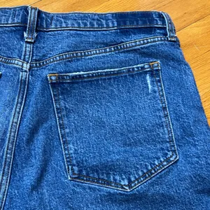 Abercrombie and Fitch 4” High Rise Mom Shorts thumbnail 11