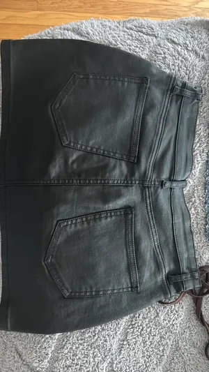 Low-Rise Mini Edikted Carly Skirt thumbnail 2