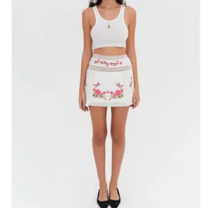 For love and‎ lemons Jolene Embroidered Mini Skirt in White sz M thumbnail 2