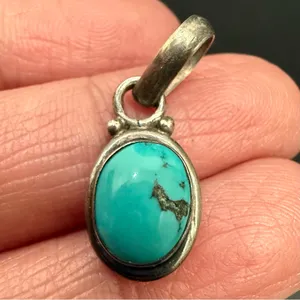 Vintage 925 Sterling Silver Oval Cabochon Turquoise Southwestern Pendant 2.3g. thumbnail 2