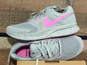 Women’s Nike pink and gray thumbnail 3
