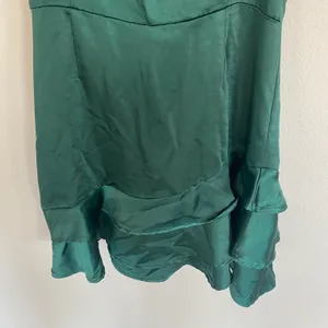 Lulu’s Emerald Green Satin Mini Dress With Ruffle Detail Size Small thumbnail 4