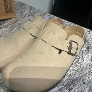 Cushionare Everyday Suede Buckle Clog in Light Beige thumbnail 2