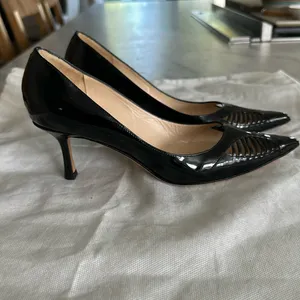 JIMMY CHOO patent Leather kitten heels thumbnail 4