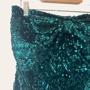 PrettyLittleThing Emerald Green Sequin Bow Bandeau Bodycon Dress 6 thumbnail 6
