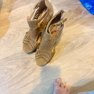 TOP Moda Brown Cutout stacked tan gladiator heels size 9 thumbnail 4