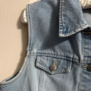 Vintage 90s Denim Vest Bikercore Y2K Distressed Festival Grunge Indie Sleaze thumbnail 5