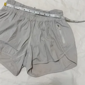 Lululemon Tracker Short V 4" Running Shorts Size 6 in Light Gray thumbnail 5