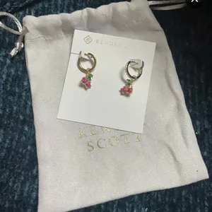 Kendra Scott CHERRY SILVER HUGGIE EARRINGS IN BERRY KYOCERA OPAL thumbnail 2