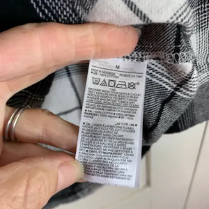 Old Navy The Boyfriend Shirt Womens M Black White Buffalo Plaid Flannel Tunic thumbnail 3