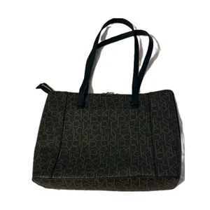 Calvin Klein Purse Tote Bag Black Shoulder Strap Gold Chain Pockets Zip Clos EUC thumbnail 3