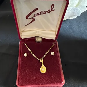 Vintage Saravel EUC goldtone tennis racquet necklace & earrings in original box thumbnail 2