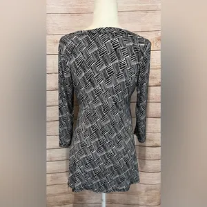 Karen Kane Black & White V Side top size medium thumbnail 4