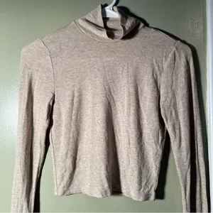 Wilfred Aritzia Women's Size Small Mock Neck‎ Crop Top Beige Ribbed Long Sleeve thumbnail 2