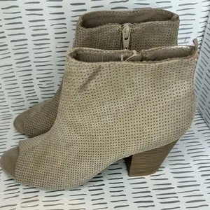 Old Navy Womens 9 Taupe Perforated Peep Toe Ankle Bootie Stacked Block Heel‎ thumbnail 2