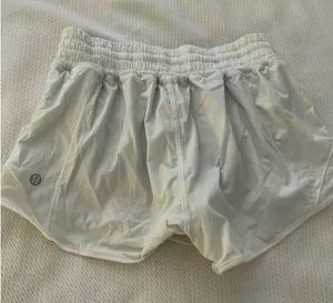 Lululemon Shorts Hotty Hot 2.5" size 4 white thumbnail 1
