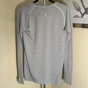 LULULEMON Swiftly Long Sleeve Top size 10 great condition thumbnail 5