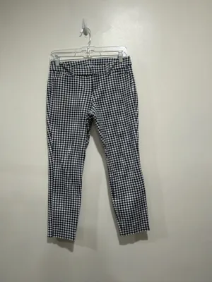 Old Navy Pixie Gingham Ankle Pants Women’s Size Petite 2 In good condition * Slim, tailored silhouette with a flattering mid-rise fit * Soft stretch cotton blend for all-day comfort * Zip fly with hook-and-bar and button closure * Belt loops * Functional front slash pockets * Faux welt back pockets * Cropped ankle length * Perfect for the office, business casual, workwear, brunch, or everyday wear * Fabric: 95% Cotton, 5% Spandex thumbnail 2