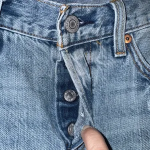 Levi's 501 Distressed Cut‎ Off Jean Shorts Size 24 thumbnail 3