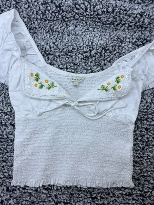 White Floral Embroidered Babydoll Split Collar Smocked Milkmaid Top Size L Boho Floral Prairie thumbnail 2