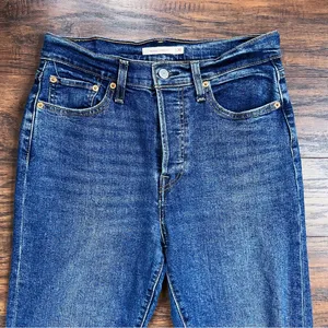 Levi’s • Wedgie Straight jeans distressed medium wash frayed hem ripped knee thumbnail 4