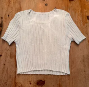 White Ribbed Short Sleeve Cropped Sweater Size M thumbnail 1