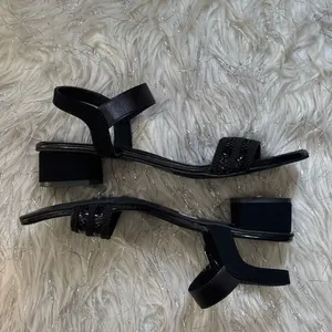Mochi‎ Black Women's Synthetic Sandals 2” Size 39 thumbnail 3