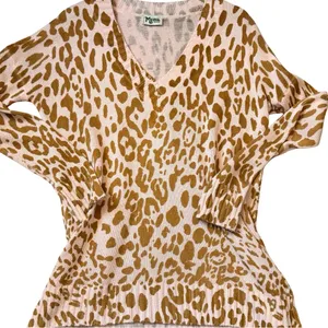 Show Me Your Mumu Pink Leopard V-Neck Sweater -M 🐆 💖 thumbnail 16