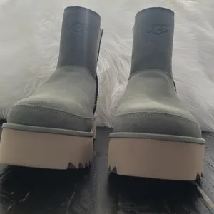 Ugg Australia Chelsea Platform Mini Boots Women's Size 10 thumbnail 2
