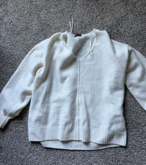 Boutique Women’s White Sweater Size Small V Neck thumbnail 1