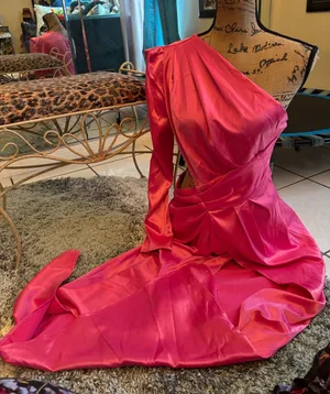 Stunning pink dress size Lg 🩷🩷 thumbnail 1