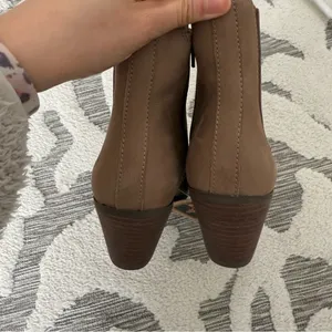 Frye Sandra Chelsea Western Ankle Boots in Taupe Size 6.5 NWT thumbnail 3