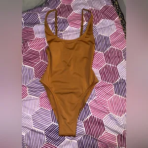 SKIMS Size XXS Almond Brown Scoop Neck One Piece Swim Suit Bathing suit NWT thumbnail 4