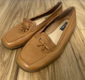 Vtg Clarks Wm 8M Genuine Leather 76946 Tan Brown Flat Loafers Square Toe Bow thumbnail 1
