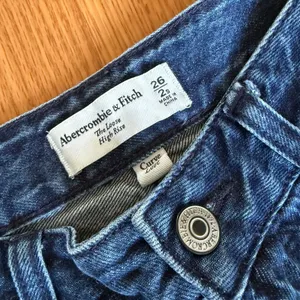 Abercrombie & Fitch Curve Love High Rise Loose Jean Size 26 Short thumbnail 7