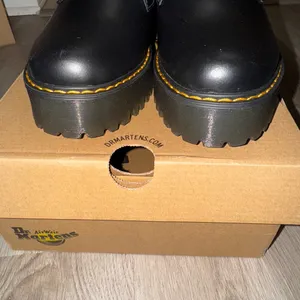 Dr. Martens LEONA LOW Platform Shoes Black Leather Chunky Heel Women's Size 9 thumbnail 3