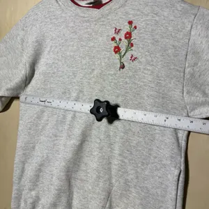 Vintage Jerzees Women Large 42-44 Gray Floral Embroidered Crewneck Sweatshirt thumbnail 4
