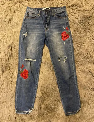 Ripped Jeans thumbnail 1