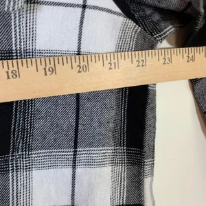 Old Navy The Boyfriend Shirt Womens M Black White Buffalo Plaid Flannel Tunic thumbnail 6