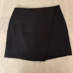 Abercrombie Black Asymmetrical Skort thumbnail 3
