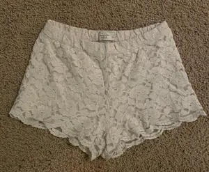 White lace Abercrombie and fitch mini shorts thumbnail 1