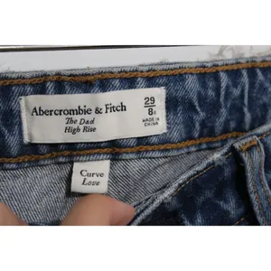 Abercrombie & Fitch Curve Love The Dad High Rise Blue Light Wash Jeans Size 30 8 thumbnail 3