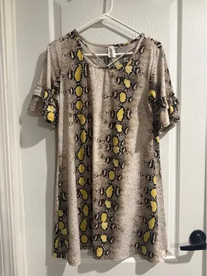 Women’s size medium boutique dress thumbnail 1