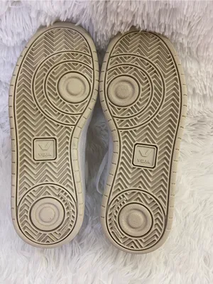 Veja Women’s White Sneakers with Iridescent Silver Accents. Size-7 thumbnail 5