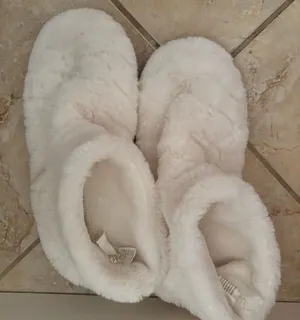 Muk Luks Fluffy White Women's Slippers Size 7 thumbnail 1