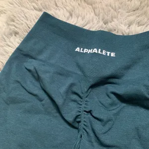 Alphalete Women’s Small Amplify 6.5” Midnight Seamless Scrunch Biker Shorts thumbnail 2