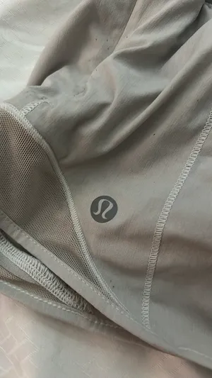 Lululemon White Hotty Hot 2.5" Shorts Low-Rise thumbnail 4