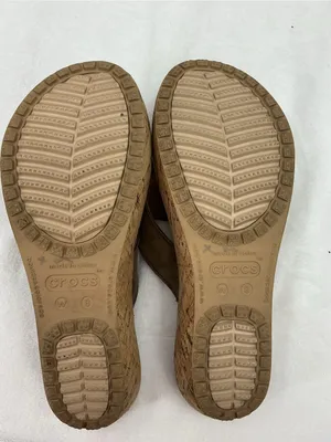 CROCS Women's Taupe Flower Thong Sandals B47 thumbnail 4