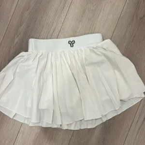 aritzia Golden Women's Movetech Tennis Pro Micro Skirt thumbnail 2